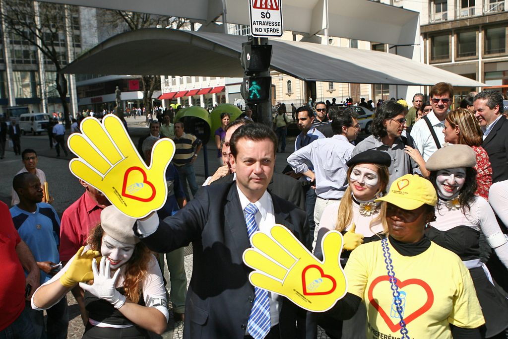 O então prefeito de São Paulo Gilberto Kassab no lançamento do Programa de Proteção ao Pedestre, em 2012