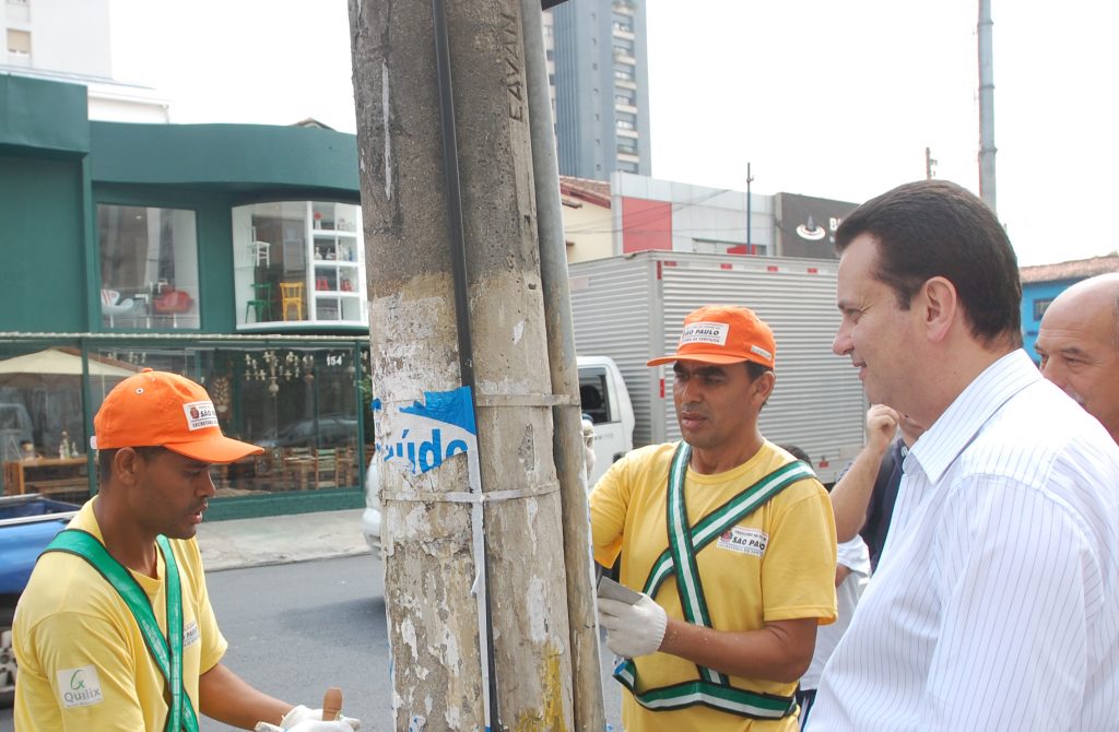 Kassab acompanha retirada de publicidade irregular, em 2011