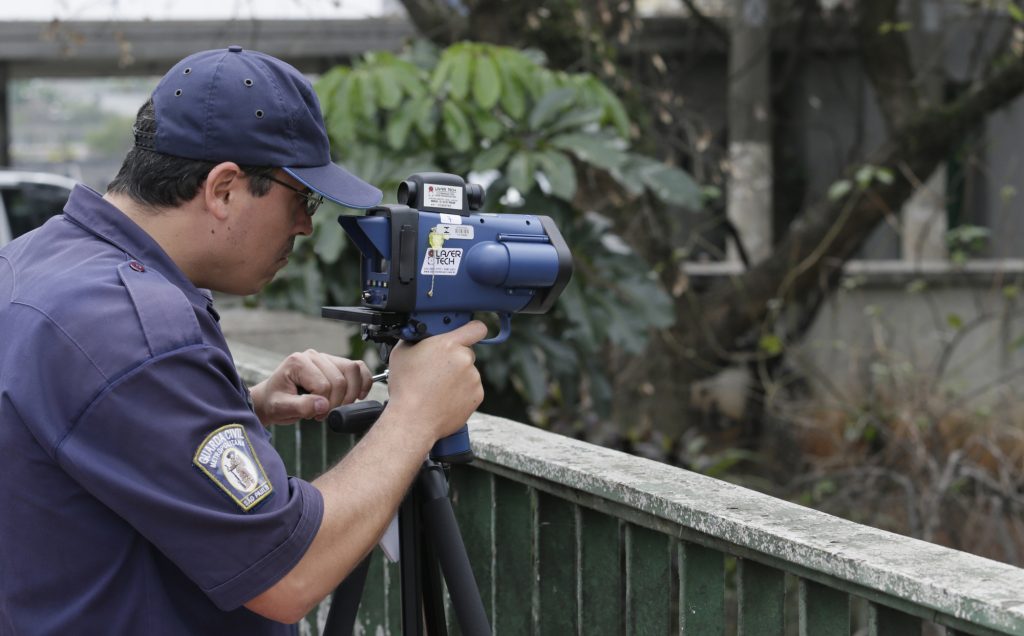 Guarda civil opera radar pistola, usado na fiscalização de trênsito. Foto Cesar Ogata / SECOM