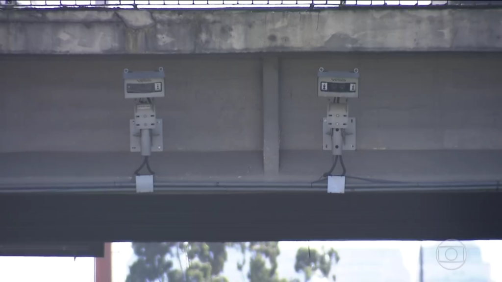 Muitos radares foram instalados em pontos ocultos, como em pontes e viadutos