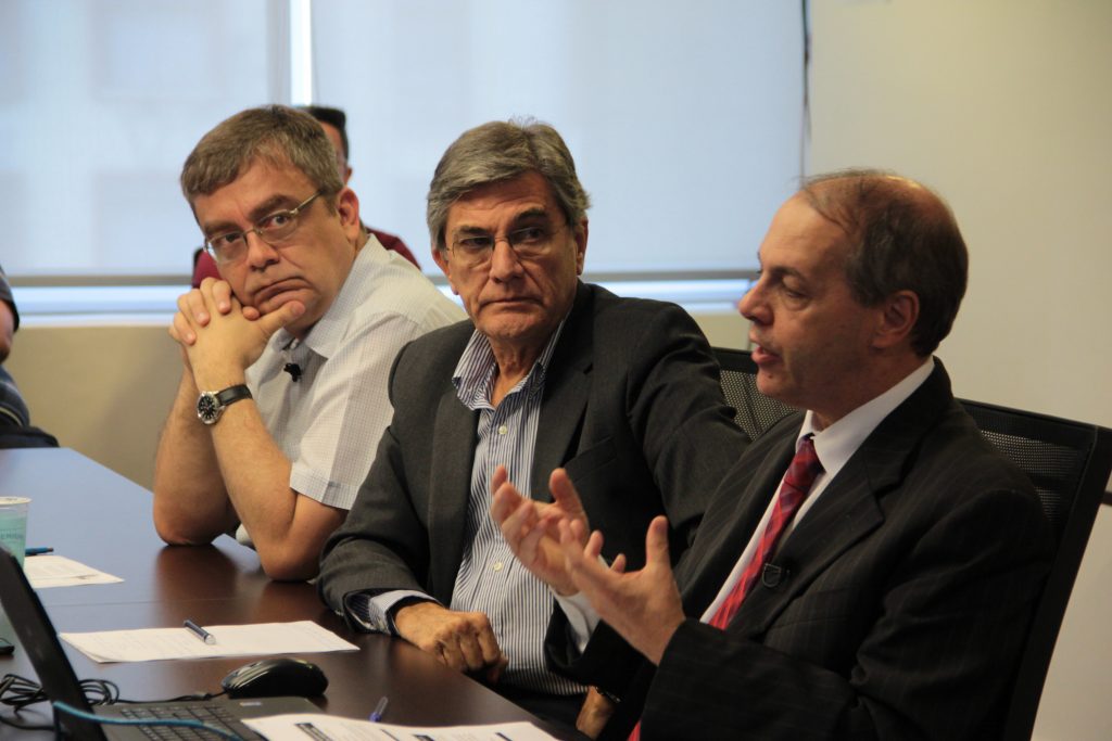 Rogério Schmitt (esq.) e Rubens Figueiredo (dir.) discutiram o resultado das eleições, com mediação de Sérgio Rondino (centro).