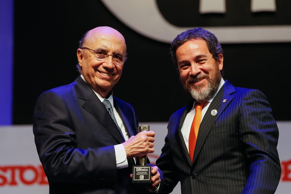 (São Paulo - SP, 06/12/2016) José Marques, Diretor Editorial da Editora três, entrega prêmio ao Ministro da Fazenda, Henrique Meirelles , na categoria Empreendedor do Ano de 2016 , durante a premiação da Editora Três, “Prêmio Brasileiro do Ano 2016“. Foto: Beto Barata/PR