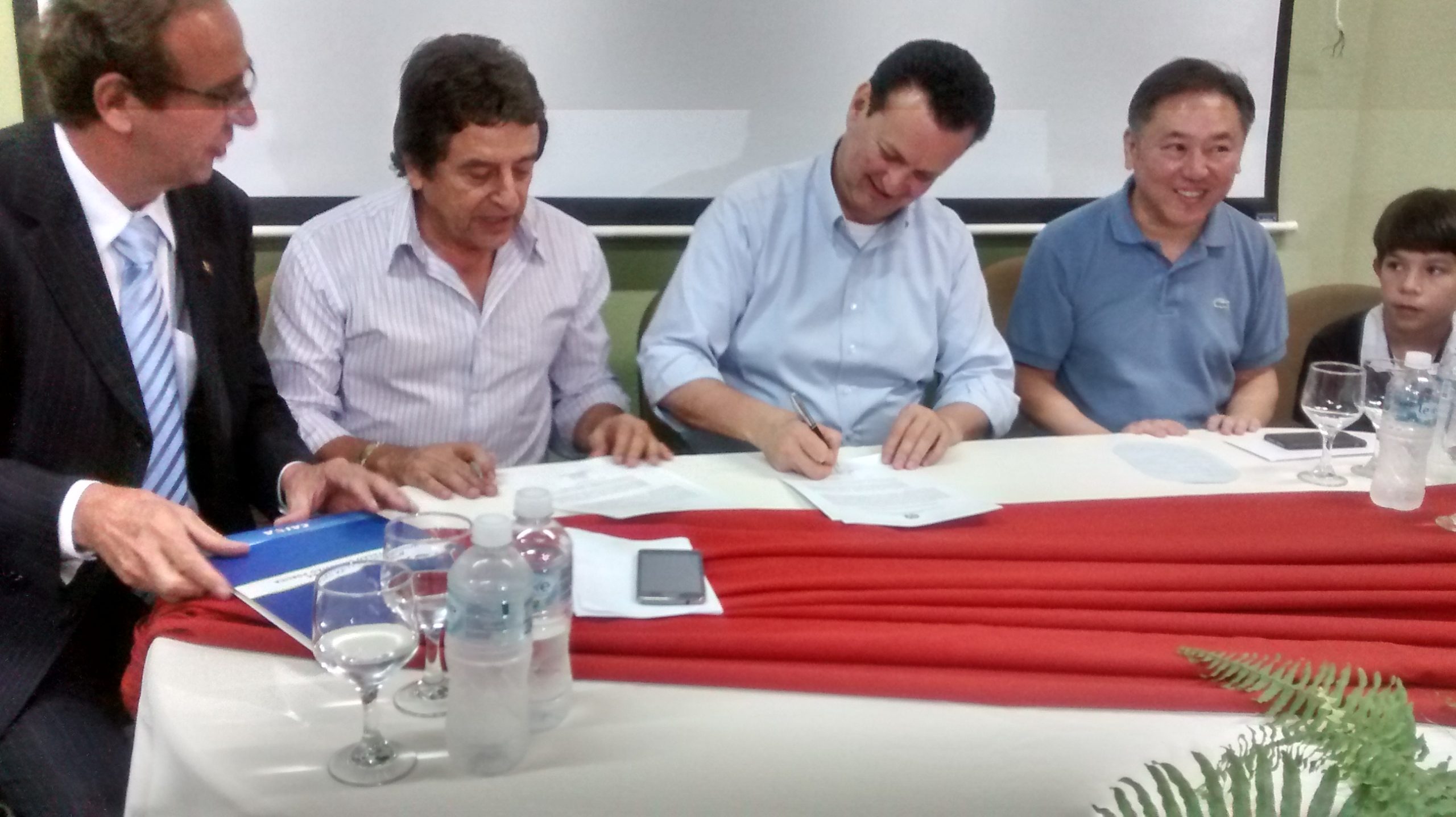 Ao lado do prefeito Faneco, Kassab assinou a liberação de recursos para Garça
