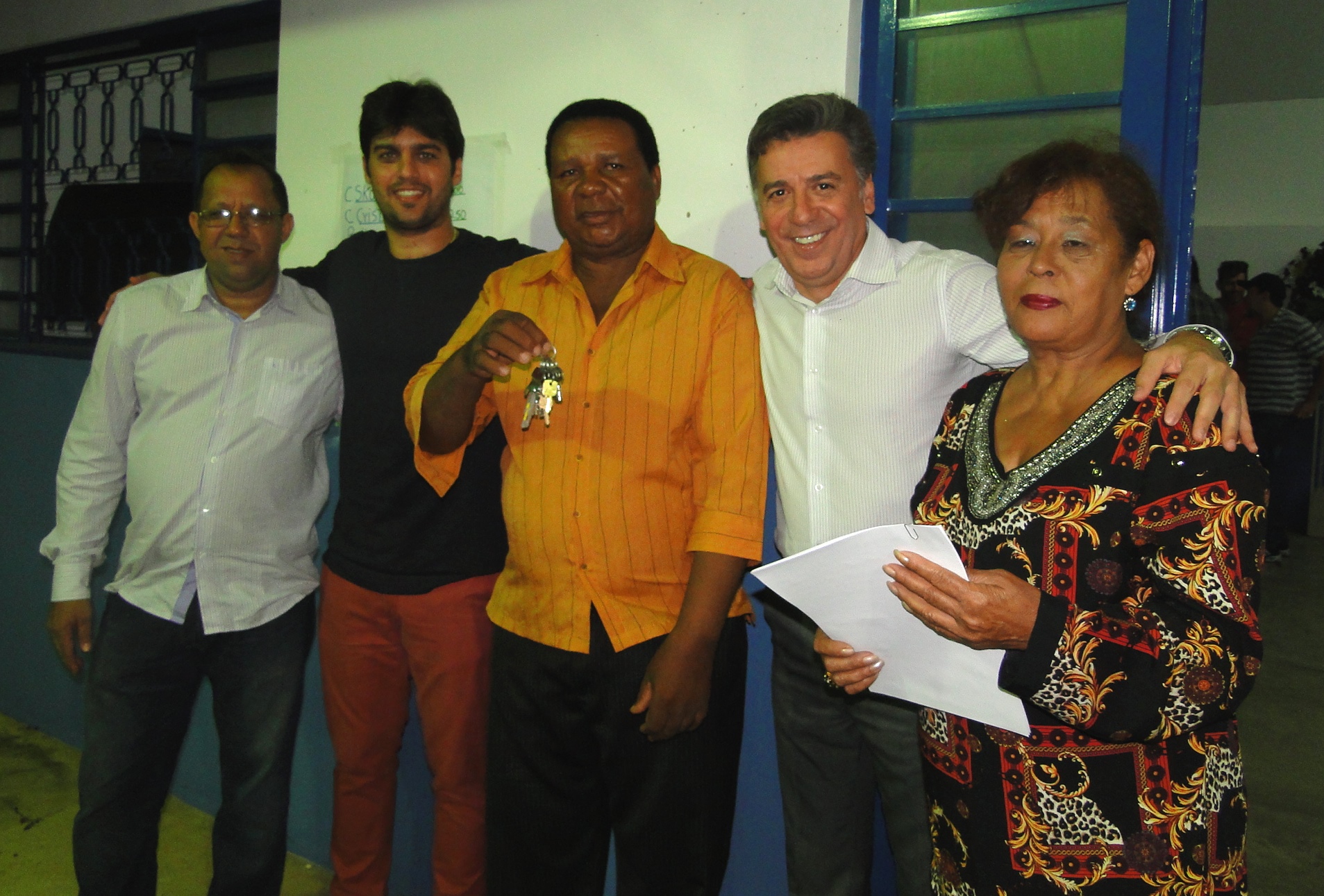 O prefeito Celio de Oliveira e os representantes do bairro 