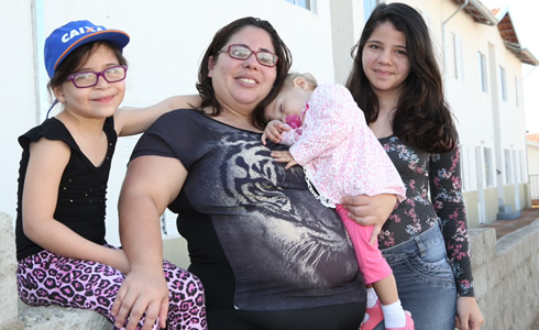 Carolina e suas três filhas: mais qualidade de vida