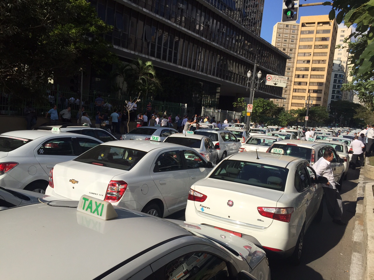 Protesto de taxistas em frente à Câmara Municipal de São Paulo