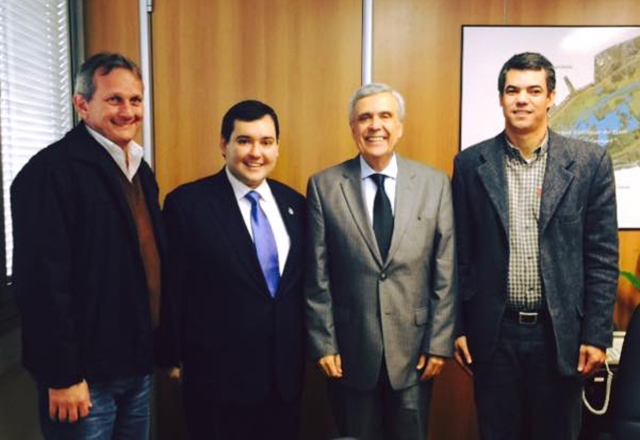 Márcio Brandolise, diretor do Samae; o prefeito Manoel David; o secretário estadual, Benedito Braga e o secretário do Samae, David Luiz Pereira Berlandi.
