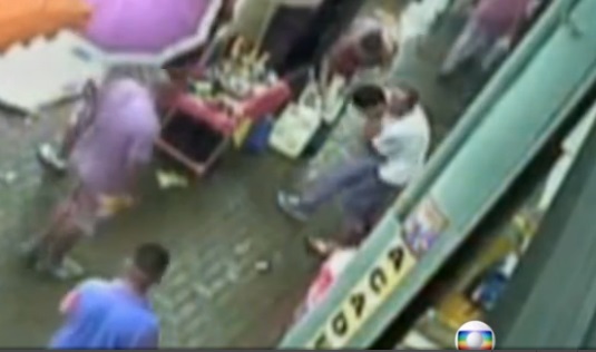 Gangue do gogó: vítima é imobilizada pela garganta (à dir) enquanto tem seus pertences roubados. Imagens: TV Globo