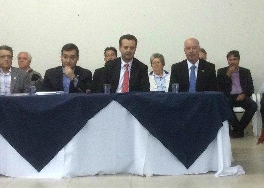 O ministro ao lado do prefeito Manoel David e do deputado Herculano Passos.