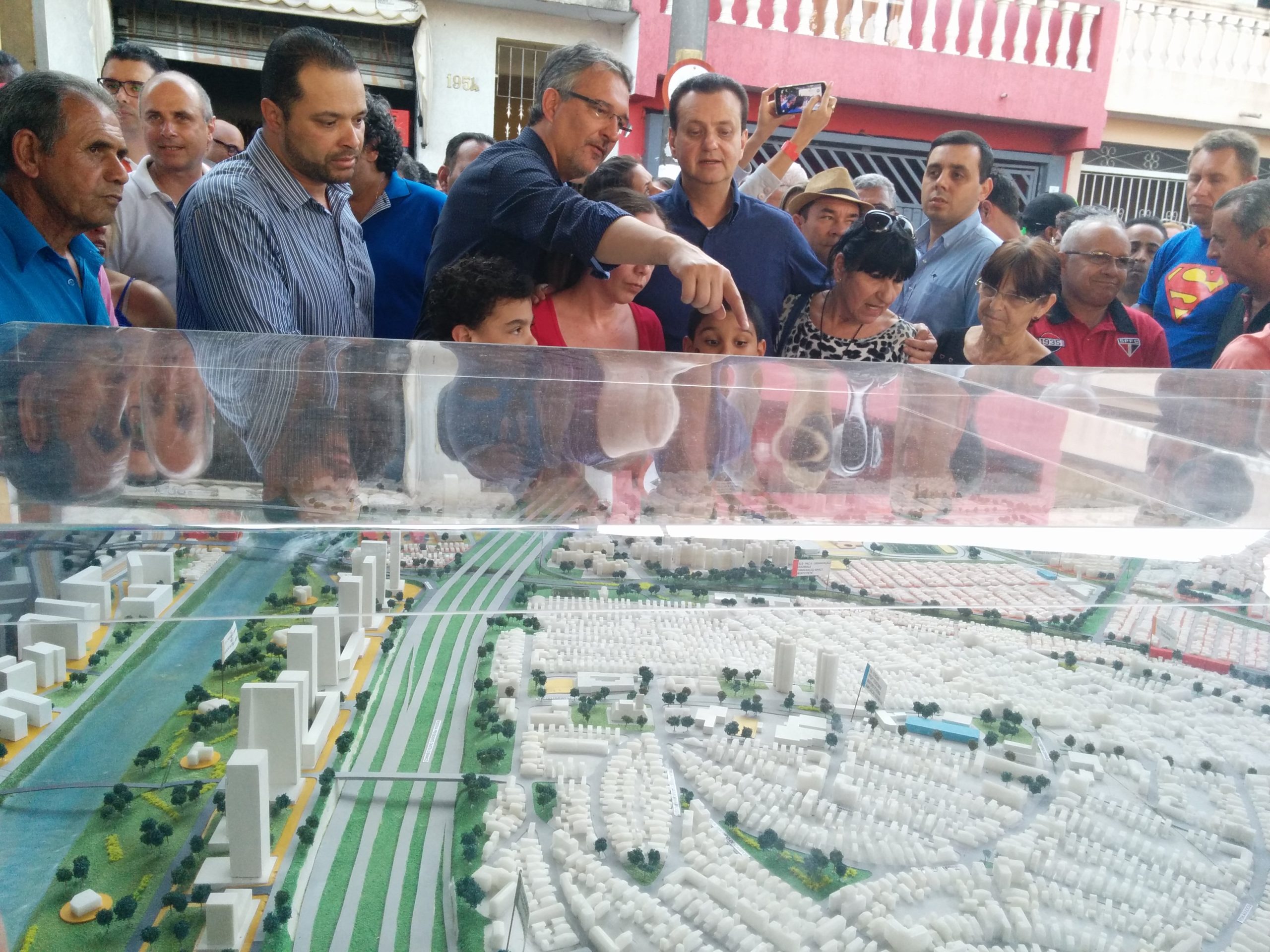 O prefeito de Osasco, Jorge Lapas, mostra aos ministro Kassab maquete das obras que serão realizadas no Jardim Rochdale
