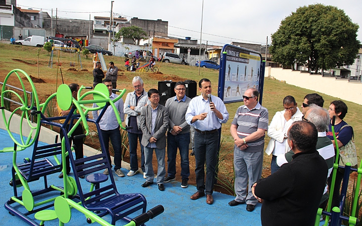 Os equipamentos foram instalados em uma área pública que também recebeu um playground e o plantio de mudas de árvores.