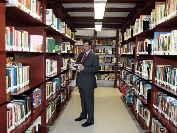 O então prefeito Gilberto Kassab na biblioteca Mário de Andrade