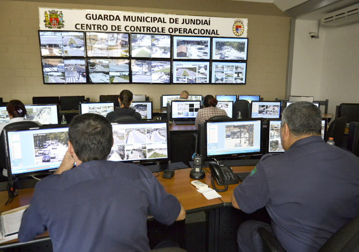 Centro de Controle Operacional da GM recebe as imagens captadas no Jardim Paulista.