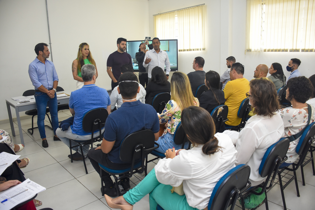 O prefeito Danilo Joan com os novos servidores da área de saúde