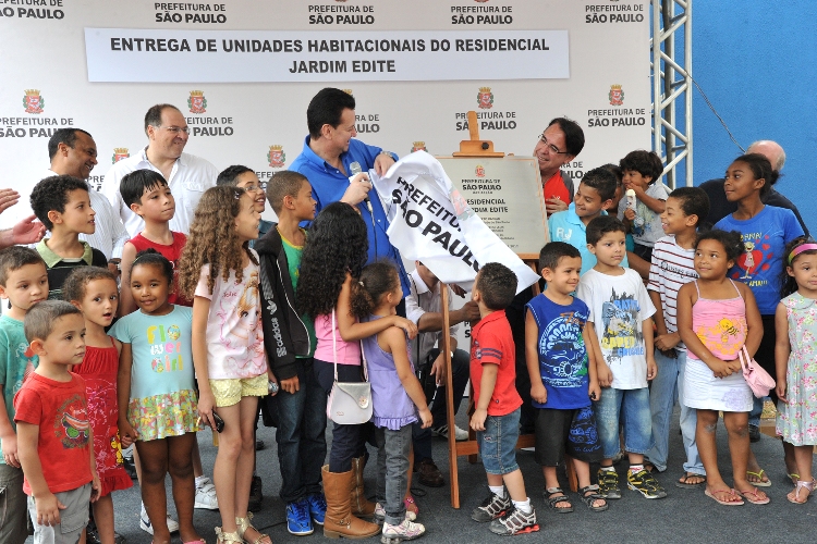Prefeito descerra a placa inaugural com a ajuda das crianças do Jardim Edite.