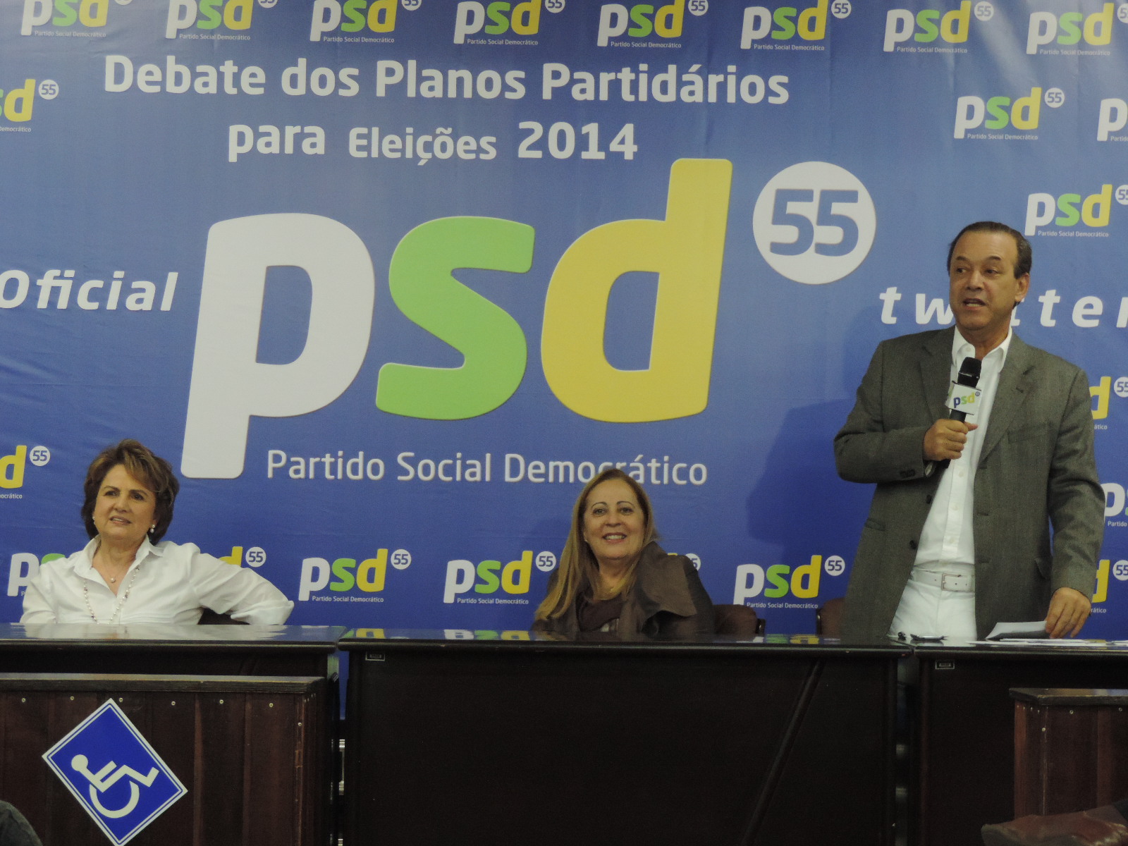 Alda Marco Antonio com a prefeita Ana Bim e o deputado federal Eleuses Paiva: 403 municípios ouvidos