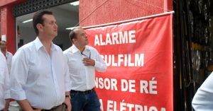 Gilberto Kassab, então prefeito de São Paulo, e José Rubens em fiscalização à Lei Cidade Limpa