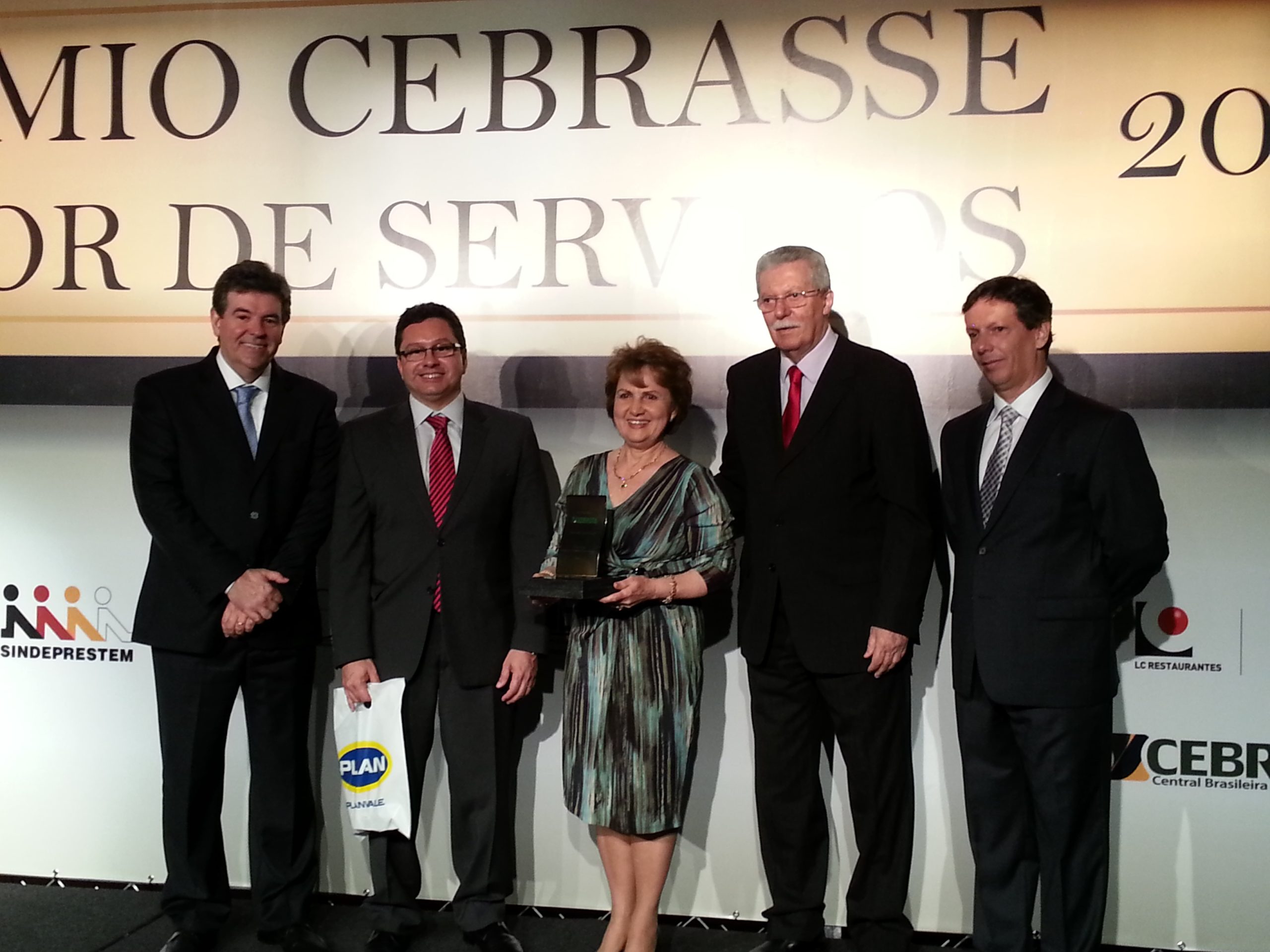 A coordenadora nacional do PSD Mulher, Alda Marco Antonio, recebe o Prêmio Cebrasse, em São Paulo