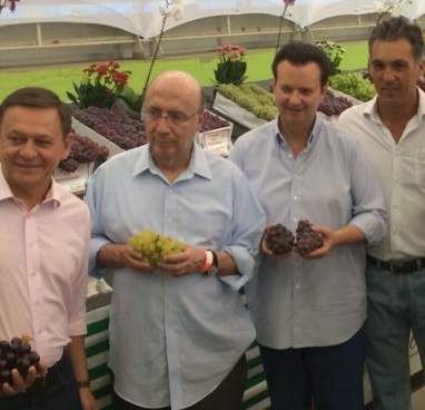 Ao lado de líderes do partido na região, Meirelles e Kassab visitaram os dois grandes eventos do Circuito das Frutas