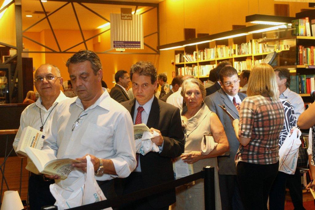 Público aguarda o autógrafo dos autores