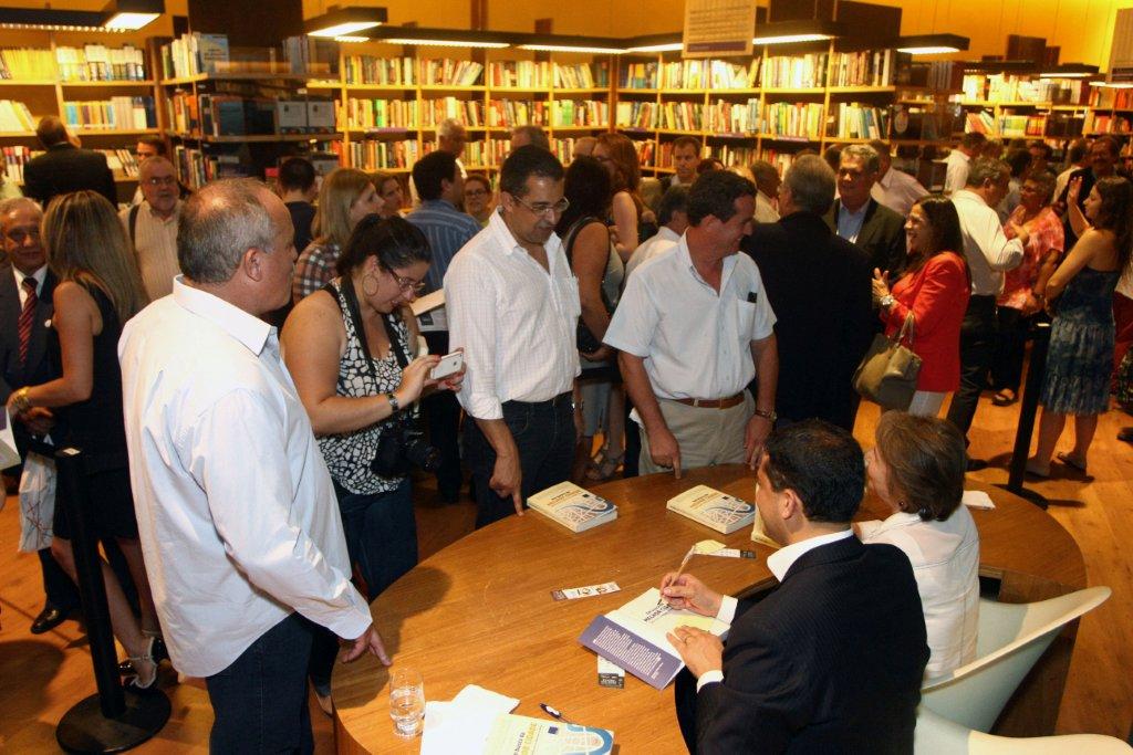 Participantes aguardam o autógrafo de Indio da Costa, presidente do PSD-RJ.