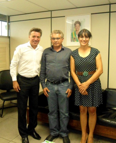 O prefeito Célio de Oliveira com o superintendente regional do Incra, Wellington Diniz Monteiro, e a responsável pelo atendimento, Tânia Sabino