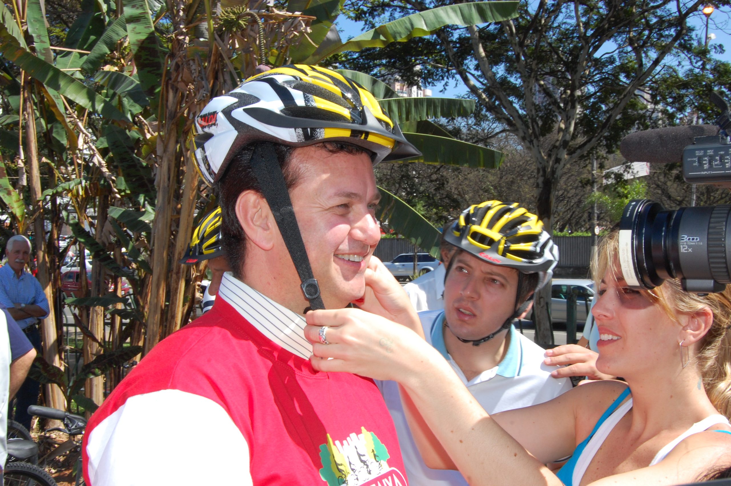 Kassab, então prefeito de São Paulo, se prepara para pedalar na ciclofaixa do Ibirapuera.
