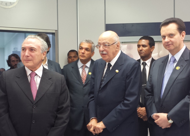 Adib Jatene (centro), ao lado do vice-presidente Michel Temer e de Gilberto Kassab.