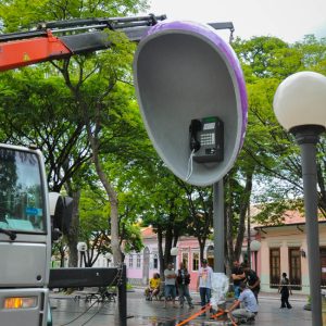 Orelhão de Itu, que ganhou nova cúpula e parelho telefônico, voltou para a Praça Matriz