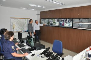 Prefeito Antonio Tuíze e secretário de Segurança, Trânsito e Transportes, coronel Marco Antonio Augusto inspecionam central de vídeo-monitoramento