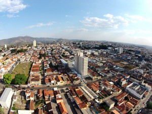 Vista aérea de Atibaia, que concluiu estudo sobre as árvores da cidade